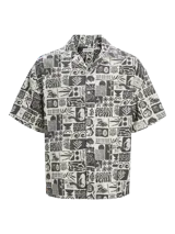 Camisa de manga corta con cuello resort y corte amplio. Presenta un estampado integral en tonos blanco y negro con motivos botánicos y marinos. Confeccionada en tejido liviano de viscosa y lino.