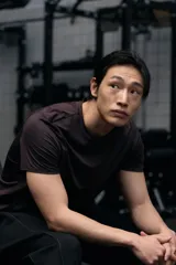 Remera deportiva de malla funcional en color marrón oscuro, con cuello redondo y mangas cortas. Diseñada con tecnología DryMove para absorber el sudor y ofrecer mayor comodidad durante el ejercicio.