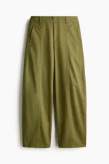 Pantalón de sarga de algodón verde militar, de tiro alto con piernas estilo barrel y costuras frontales destacadas. Cuenta con cierre de cremallera y botón oculto, bolsillos discretos en las costuras laterales y bolsillos traseros insertados.