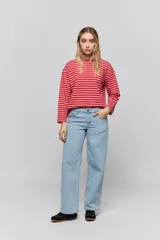 Jean recto de tiro bajo en color celeste claro, con calce relajado, piernas amplias y diseño clásico de cinco bolsillos.