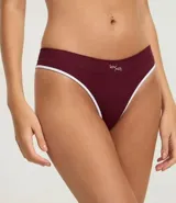 Bombacha tipo bikini de corte clásico, confeccionada en tejido de poliamida texturizado con tecnología seamless. Presenta un diseño liso en color bordó con bordes en contraste color blanco y detalle de logo bordado en el frente.