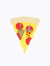 Par de aros colgantes asimétricos con forma de porción de pizza. Uno es dorado y el otro tiene los colores de una pizza real.