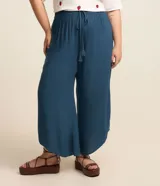 Pantalón pantacourt plus size de viscosa color azul, con cintura elástica y cordón de ajuste con borlas. Presenta un diseño fluido y dobladillo asimétrico.