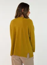 Sweater de punto color verde oliva, con cuello redondo, mangas largas y diseño holgado con costuras visibles en los laterales.