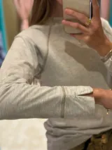 Remera blanca de corte clásico con mangas largas y cuello redondo.