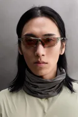 Cubre cuello de tejido técnico elástico con mezcla de lana, diseñado para ser transpirable y termorregulador. Presenta un logo bordado en la parte inferior.