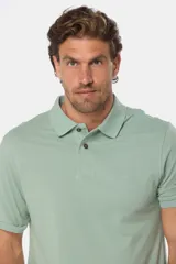 Remera polo de piqué, color azul, de manga corta con cuello en Rib y botones personalizados.