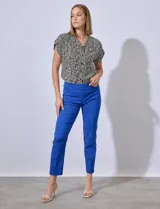 Pantalón de vestir verde esmeralda, de corte recto, con bolsillos laterales y traseros.