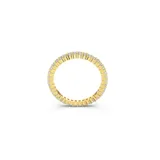 Anillo dorado con piedras blancas incrustadas alrededor de toda la circunferencia.