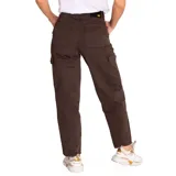 Pantalón cargo de corte recto en color marrón oliva, con bolsillos laterales de carga en los muslos, bolsillos frontales profundos y bolsillos traseros de parche. Presenta cierre con cremallera y broche, con costuras reforzadas a lo largo de las piernas.