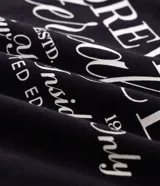 Remera de algodón color negro, con cuello redondo y mangas cortas. Presenta un diseño de calce holgado con una estampa pequeña en el pecho con el texto 'Forever Club Insiders Only'.