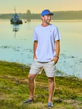 Remera gris de algodón con cuello redondo y manga corta.