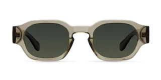 Lentes de sol con montura geométrica de acetato en color beige translúcido y cristales polarizados en tono verde oscuro.