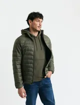 Campera acolchada tipo puffer en color gris, con cierre frontal, cuello alto y puños elásticos.