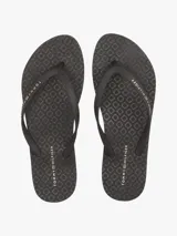 Ojotas Tommy Hilfiger negras con logo texturizado en la tira.