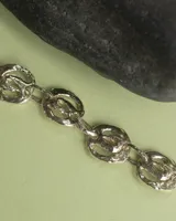 Pulsera de eslabones circulares con diseño orgánico y textura irregular, elaborada artesanalmente en metal con acabado dorado.