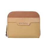 Billetera Rip Curl modelo Boho Wallet, diseño compacto en tonos beige y tostado con cierre perimetral de cremallera. Presenta una combinación de texturas que incluye lona en la parte superior y detalles de cuerina texturada en la inferior, con el logo de la marca grabado en relieve en la parte frontal.