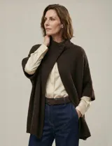 Poncho tejido de punto con cuello polera y cierre de botón lateral, de diseño holgado con mangas cortas estilo japonés.