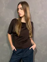 Blusa de manga corta color marrón con escote bote y hombros descubiertos, de corte holgado.