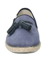 Alpargata de estilo slip-on color azul marino, confeccionada en algodón orgánico. Presenta un detalle de borlas en el empeine y una suela de yute con base de goma antideslizante. Incluye una etiqueta lateral con logo.