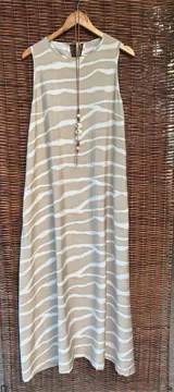 Vestido largo sin mangas con estampado abstracto en tonos beige y blanco.