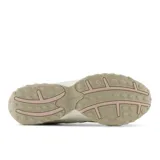 Championes New Balance modelo 204L, de diseño inspirado en el running de los años 2000. Presenta una combinación de tonos beige y crema con detalles en rosa pastel en el logo lateral y el talón. Confeccionados con una capellada de ante de primera calidad y paneles de malla, cuentan con una suela de EVA que ofrece amortiguación y estilo retro.