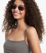 Vestido largo de algodón, color marrón topo, de corte ajustado al cuerpo con escote cuadrado y breteles finos. Presenta una abertura lateral en la falda.