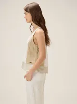 Top de lino sin mangas, con diseño color-block que combina paneles en beige al frente, negro en los laterales y marrón en la parte inferior.