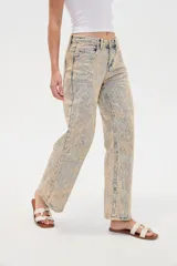 Pantalón jean de corte ancho y tiro bajo, con efecto acid wash en tonos celeste y beige.