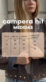 Campera corta de ecocuero negro, con diseño de solapas rectas decoradas con tachas metálicas plateadas a lo largo de los bordes frontales y el ruedo. Presenta mangas largas de corte amplio y estilo moderno.