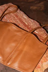 Top corto estilo corset o bandeau, color dorado metálico, con tirantes anchos ajustables.