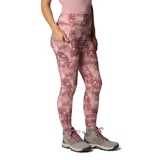 Calza deportiva de tiro alto con estampado camuflado en tonos rosados. Cuenta con tecnología hidroabsorbente y bolsillo lateral en la pierna.