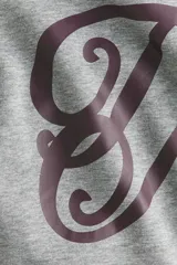 Buzo de corte relajado con cuello redondo y hombros caídos. Presenta un estampado frontal con letras estilizadas y ribetes acanalados en cuello, puños y bajo.