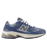 Championes urbanos New Balance modelo 2010, color azul con detalles en gris y blanco. Presentan una combinación de malla y gamuza en el exterior, con el logo N característico en los laterales y una entresuela robusta con tecnología de amortiguación.