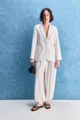 Blazer negro de corte relajado, con solapa clásica y cierre frontal.