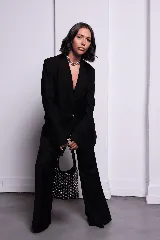 Collar plateado de metal con eslabones gruesos.