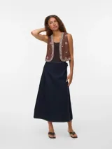 Chaleco sin mangas de corte recto, color marrón con estampado de pequeños motivos circulares y bordes decorativos en tono claro. Presenta un diseño abierto al frente, ideal para combinar en capas.