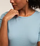 Remera celeste de algodón con cuello redondo y mangas cortas.