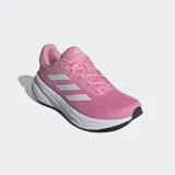 Championes de running Adidas modelo Response para mujer, color rosado. Presentan una parte superior de malla transpirable con las tres tiras icónicas en blanco, mediasuela de EVA para mayor amortiguación y suela de caucho resistente.