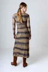 Vestido midi de tejido de punto con estampado abstracto en tonos marrones y negros, de manga larga y corte ajustado con abertura lateral en la falda.