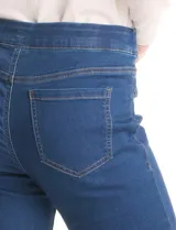 Jegging de tiro medio-alto con cintura elástica, bolsillos delanteros simulados y bolsillos traseros aplicados. Presenta un corte entallado con terminación bootcut.