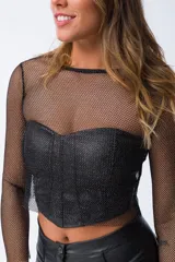 Blusa negra de red con mangas largas y top tipo corset incorporado.