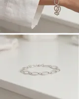 Pulsera de plata 925 compuesta por eslabones ovalados calados, con cierre de mosquetón y cadena de alargue.