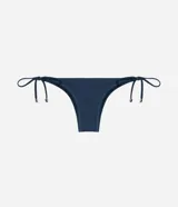 Bombacha de bikini negra con lazos laterales ajustables y detalles de pespuntes contrastantes. Cuenta con herrajes metálicos dorados en los extremos de los lazos.