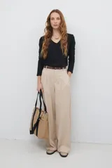 Pantalón de vestir de corte recto y pierna ancha, con tiro alto y bolsillos laterales. Presenta un diseño fluido y elegante.