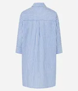 Salida de playa tipo camisa confeccionada en voile de algodón BCI con estampado de rayas verticales, cuello camisero, mangas largas y abotonado delantero.