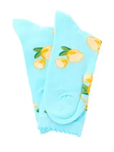 Medias de largo medio en color celeste con estampado de limones y hojas. Cuentan con un puño superior con terminación festoneada.
