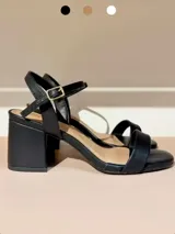 Sandalias negras de cuero vegano con tira delantera ancha, pulsera al tobillo con hebilla y tacón cuadrado de 6 cm.