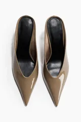 Sandalias mules de tacón fino y punta afilada, con acabado charolado brillante y diseño destalonado.