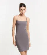 Vestido corto color rosado, de escote recto, con breteles finos y confeccionado en algodón con elastano.